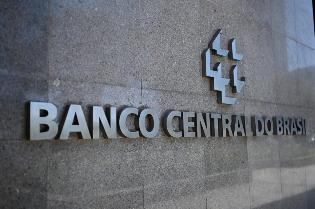 Ibovespa cai após recorde com lucros e piora externa; dólar sobe