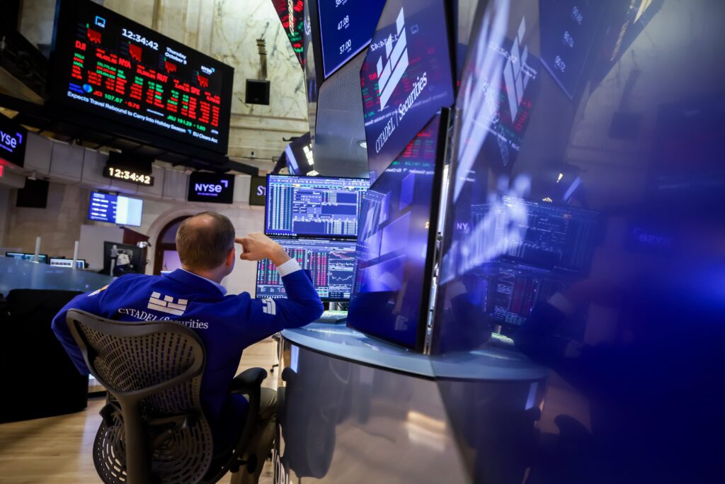 Bolsas caem em NY aguardando dados; Intel despenca 14%