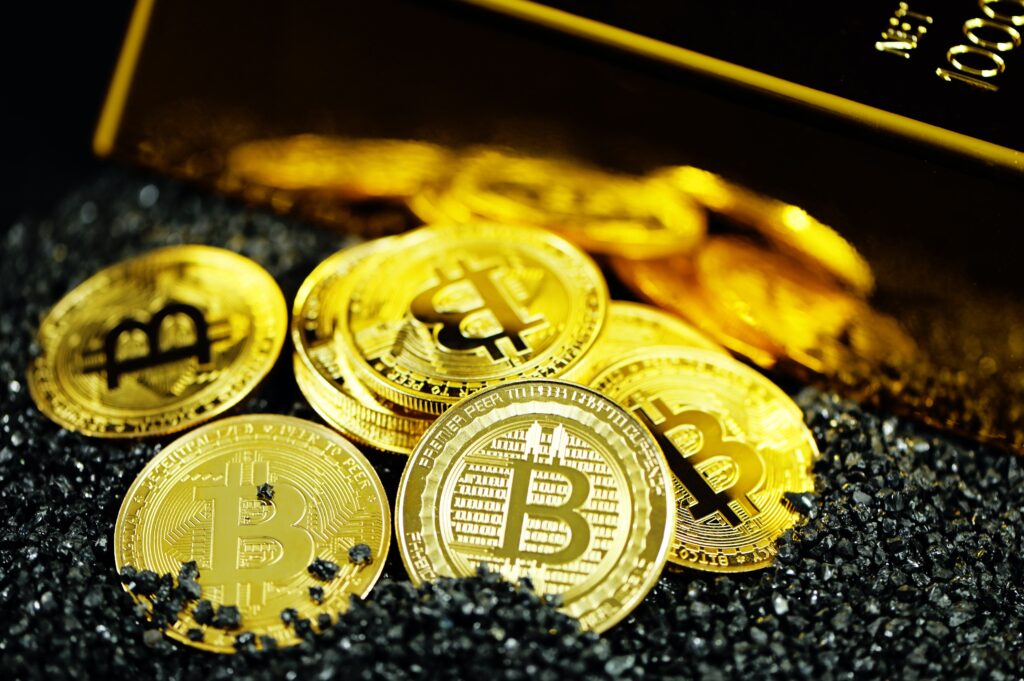 Ouro bate recorde e se aproxima de US$ 5 mil; Bitcoin segue