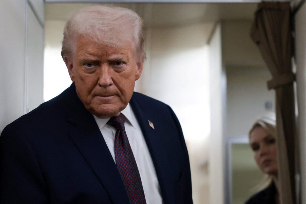 Base de Trump segue firme apesar de situações impopulares