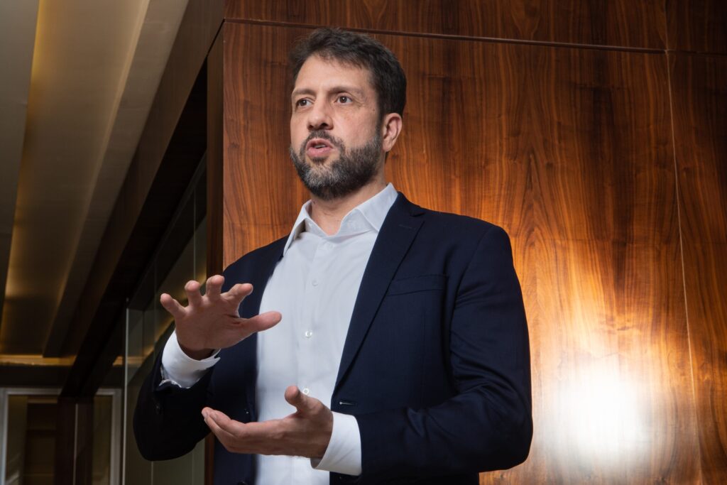 Brasil virou nobreza do que resta, diz AZ Quest