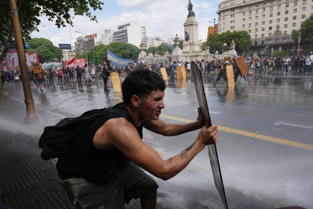 Senado avalia reforma trabalhista de Milei; sindicatos protestam