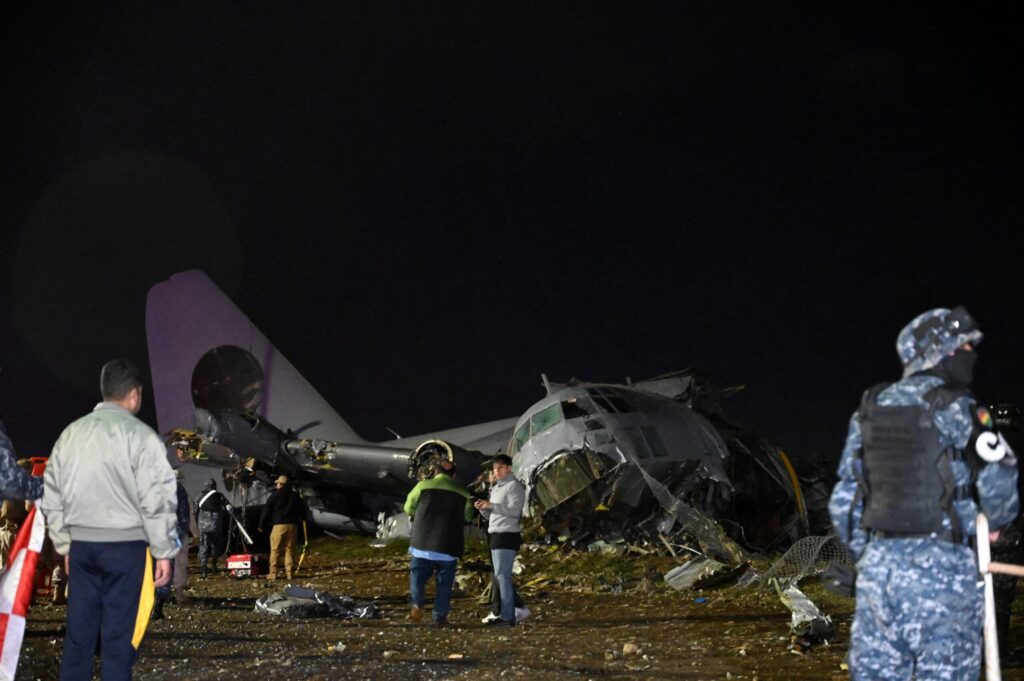 Avião militar cai na Bolívia e deixa 15 mortos e 30 feridos