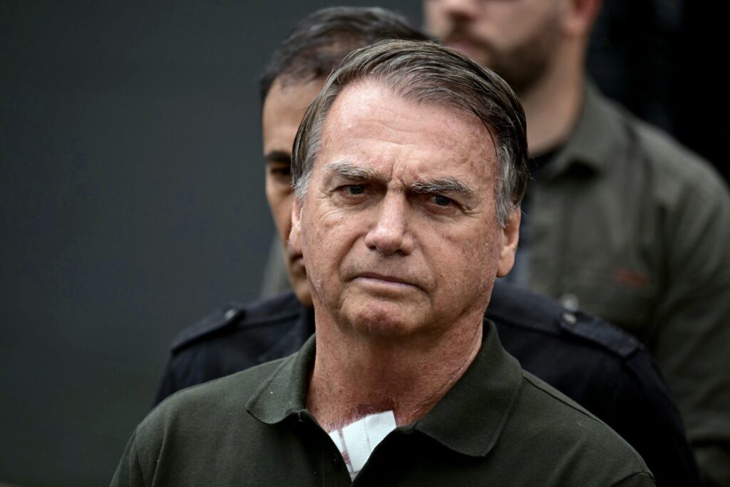 Jair Bolsonaro passa mal e está sendo monitorado, diz Carlos