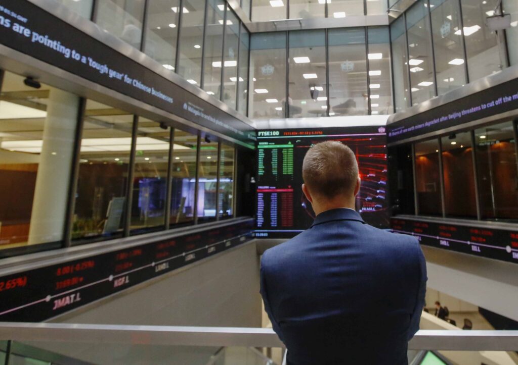 Ibovespa cai 0,7% com aversão a risco; Vale recua após balanço