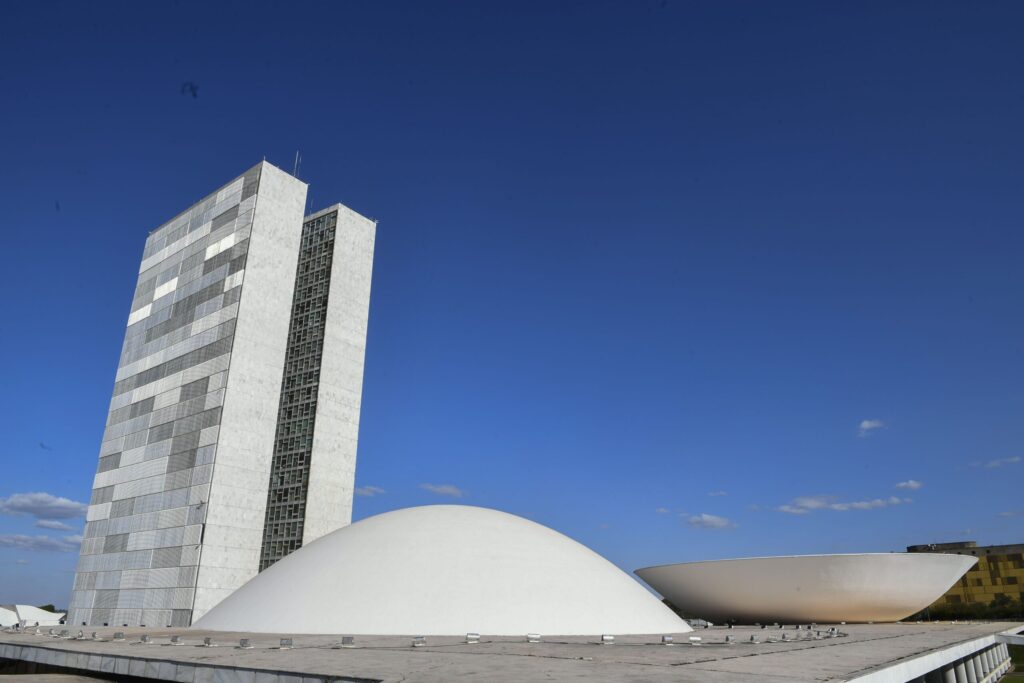 Salário acima do teto no Congresso impacta Orçamento em R$ 790 mi