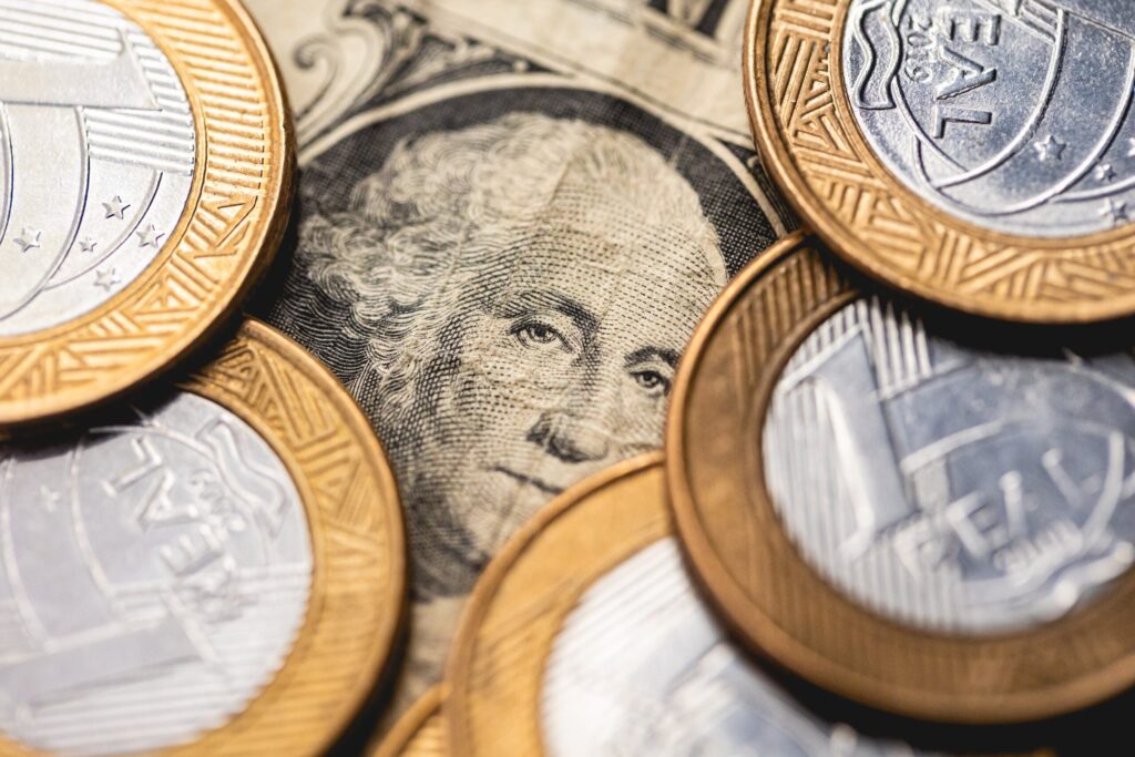 Dólar fecha a R$ 5,18, menor valor em quase dois anos