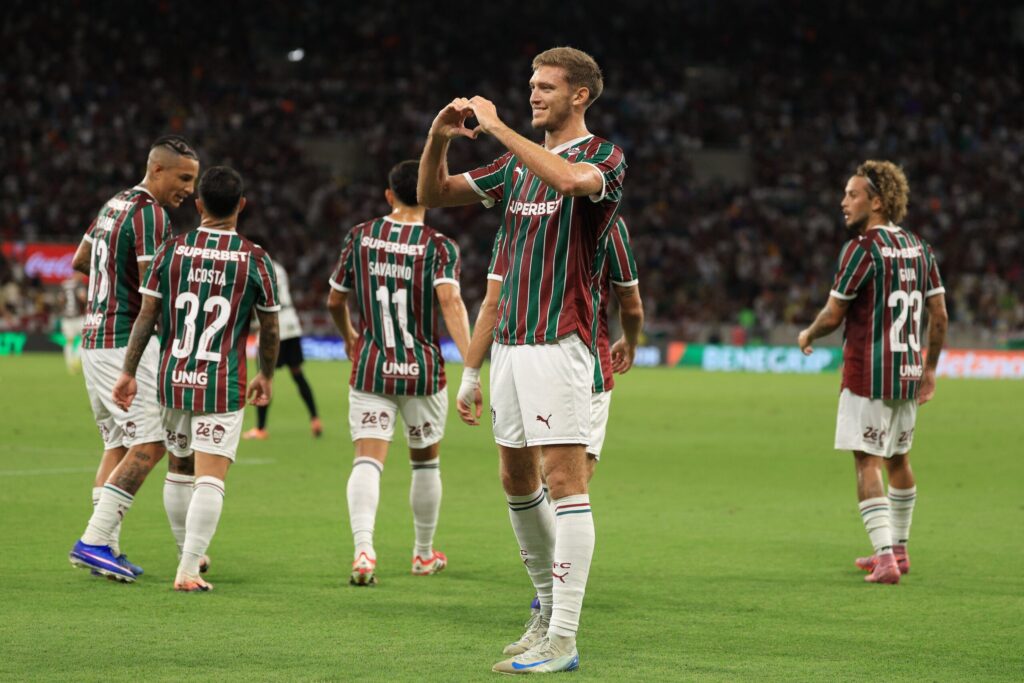Fluminense vence Atlético-MG e se aproxima da liderança