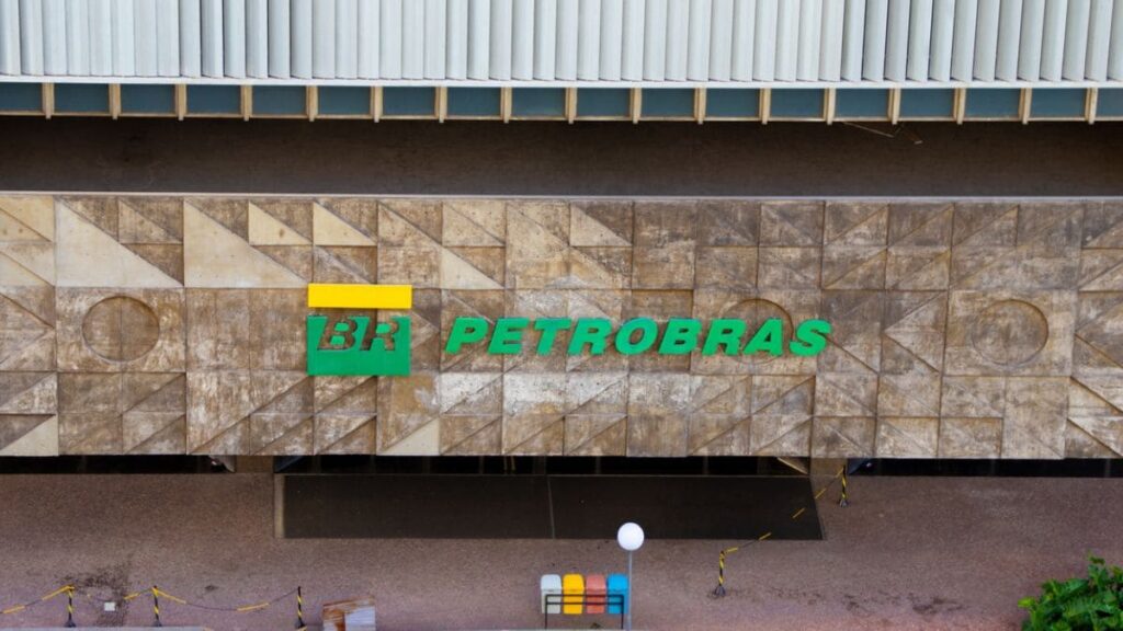 Petrobras (PETR4) tem lucro de R$ 15,6 bi no 4T25 e dividendos de R$