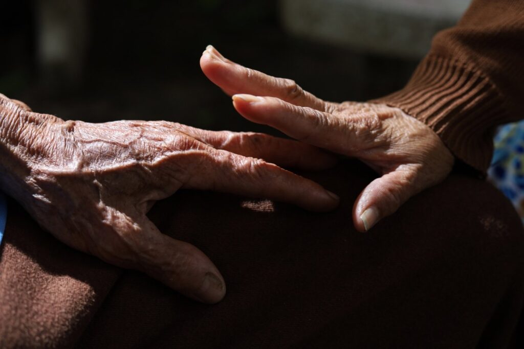 Estudo revela defesa oculta do cérebro contra Alzheimer