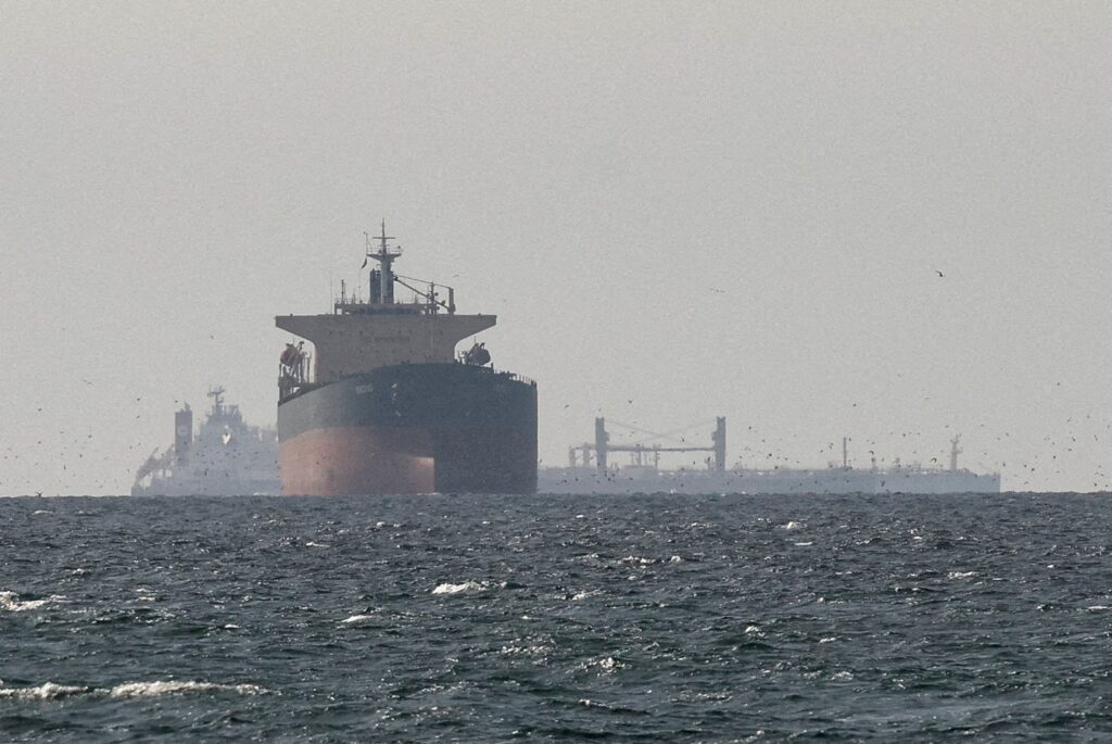 Petróleo sobe e ações do Japão caem após ameaça dos EUA a Ormuz