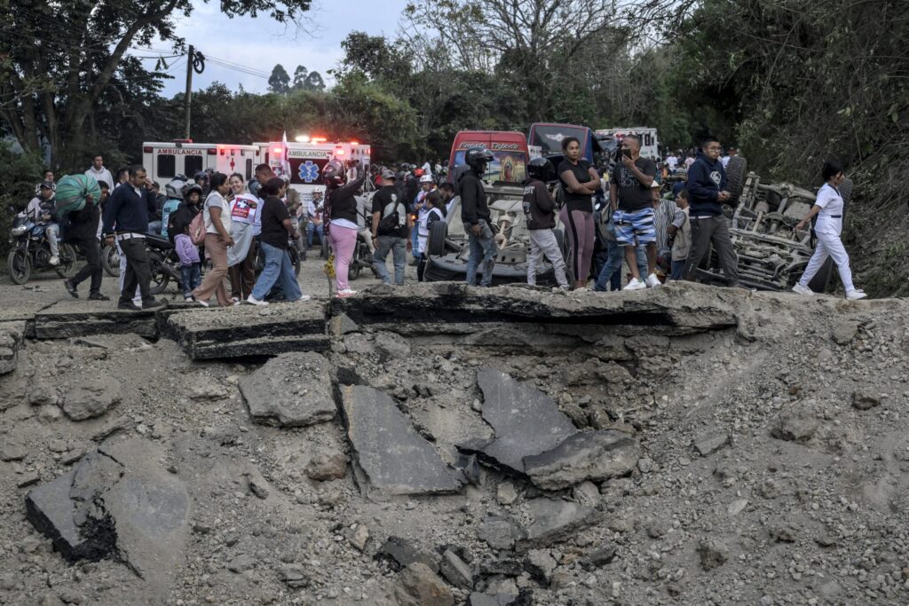 Atentado a bomba na Colômbia deixa 20 mortos a um mês das eleições