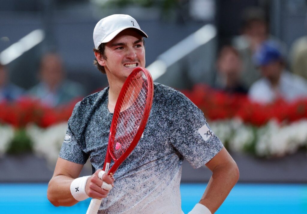 João Fonseca perde no Miami Open e quebra raquete