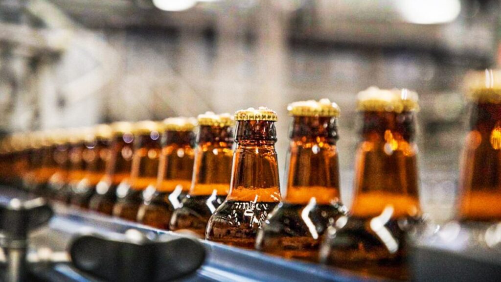 Ambev ABEV3: Safra rebaixa ação e eleva preço-alvo