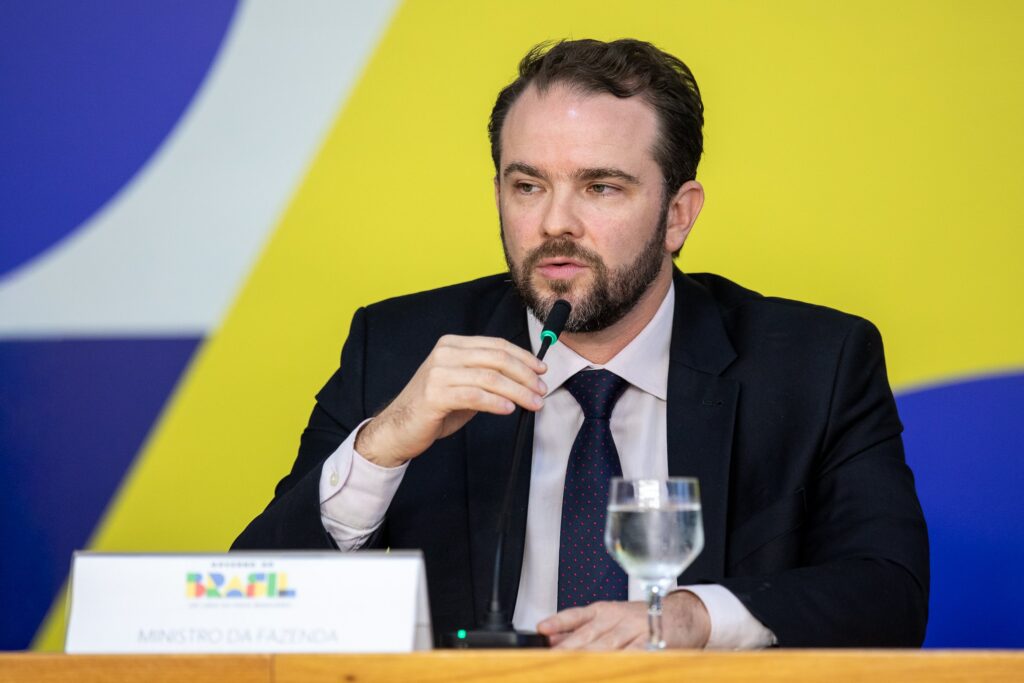 Governo aumenta preço do cigarro para compensar corte de imposto do