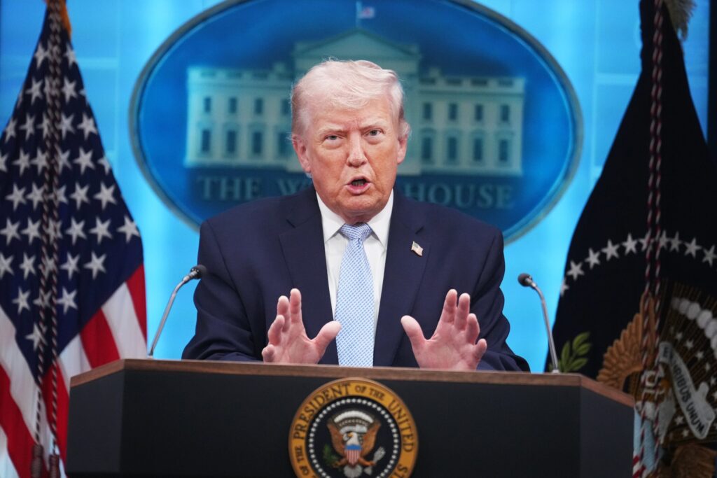 Trump admite gasolina mais cara enquanto petróleo volta a US$ 100