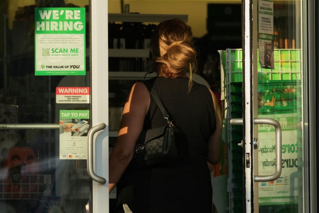 EUA criam 62 mil vagas no setor privado em março, diz ADP