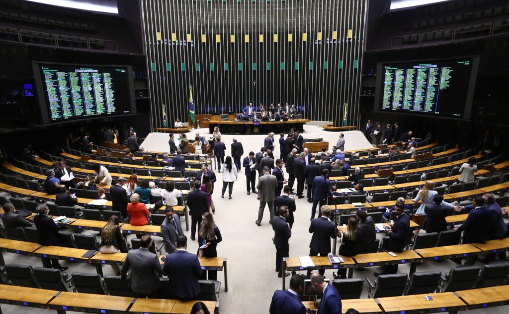 Câmara aprova MP com teto de gasto e regras mais duras para