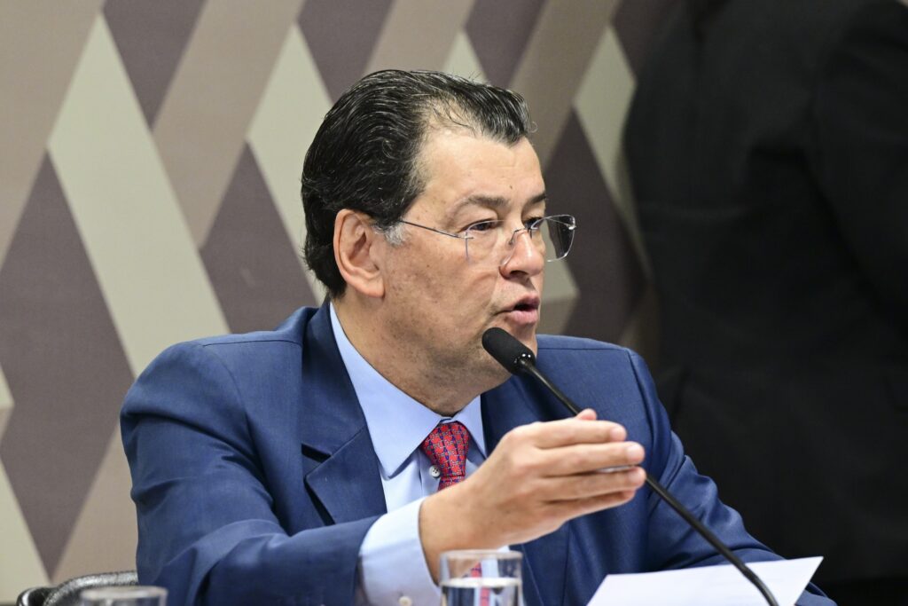 Eduardo Braga propõe PEC para código de conduta de agentes públicos
