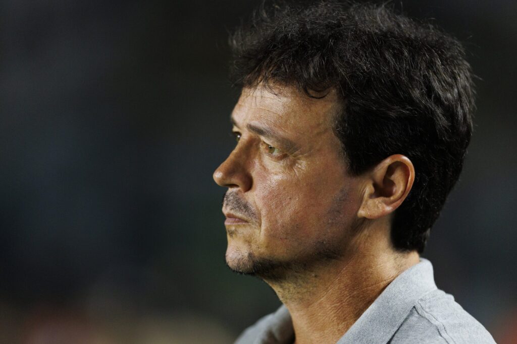 Corinthians invicto com Diniz evita grandes gastos com contratações