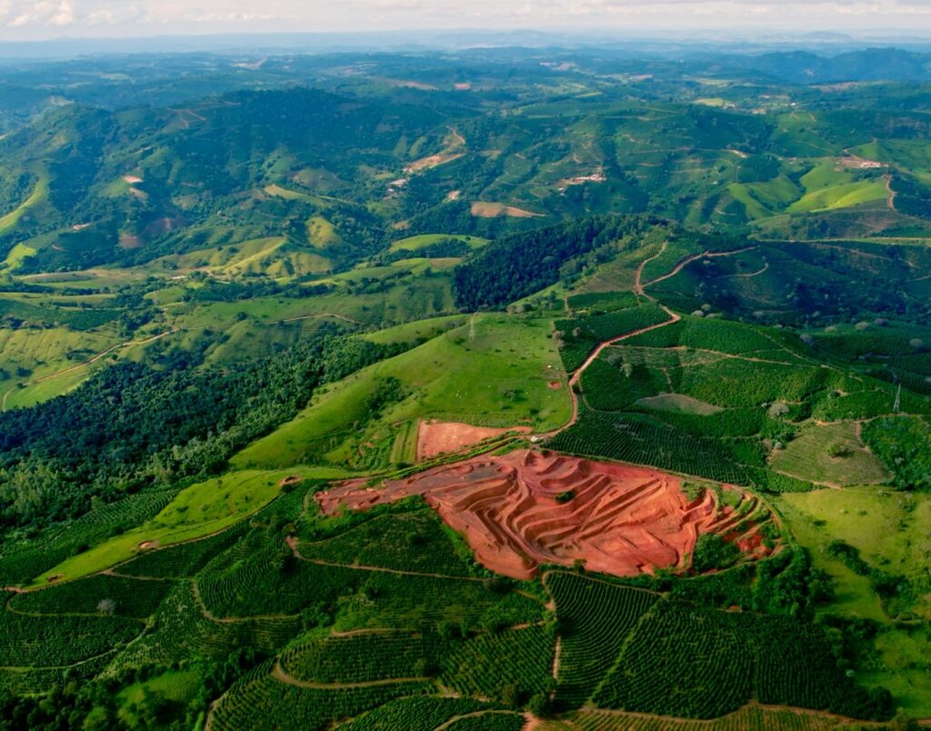 Jazidas de terras raras Brasil: quem controla os minerais críticos