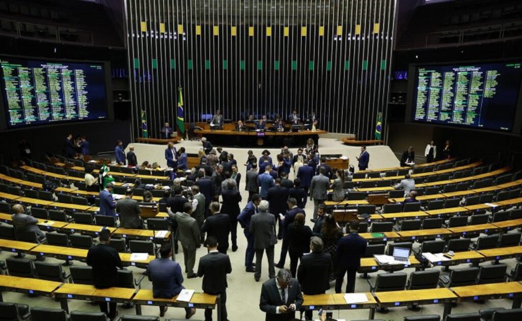 Câmara aprova PEC com gasto mínimo para assistência social