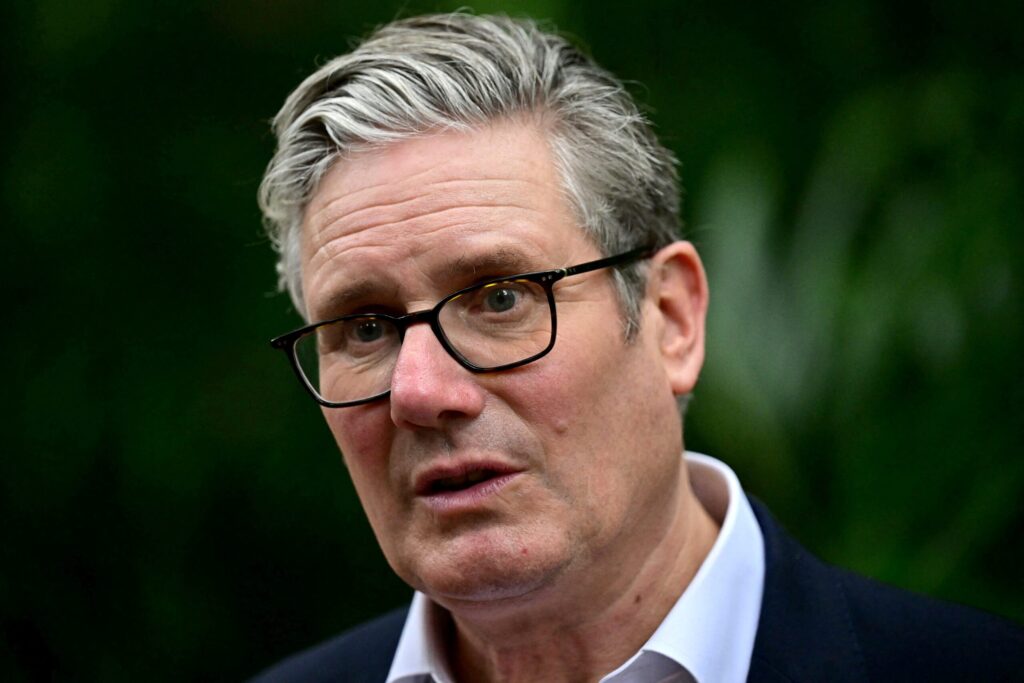 Starmer enfrenta crise após nomear Mandelson e pedidos de renúncia