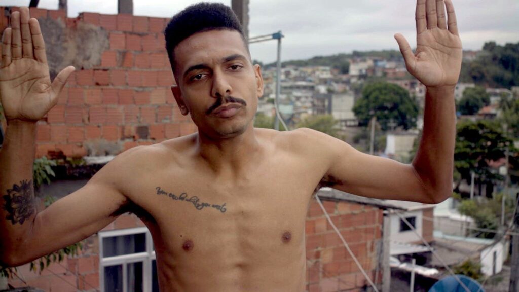 Vozes da polícia, Deus e periferia em filmes em cartaz