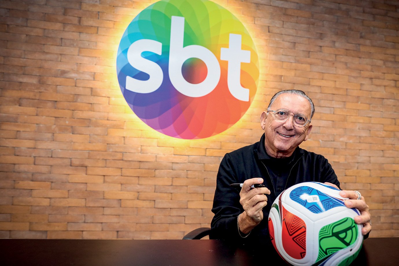Galvão Bueno passa por cirurgia na coluna e mantém planos para Copa de 2026
