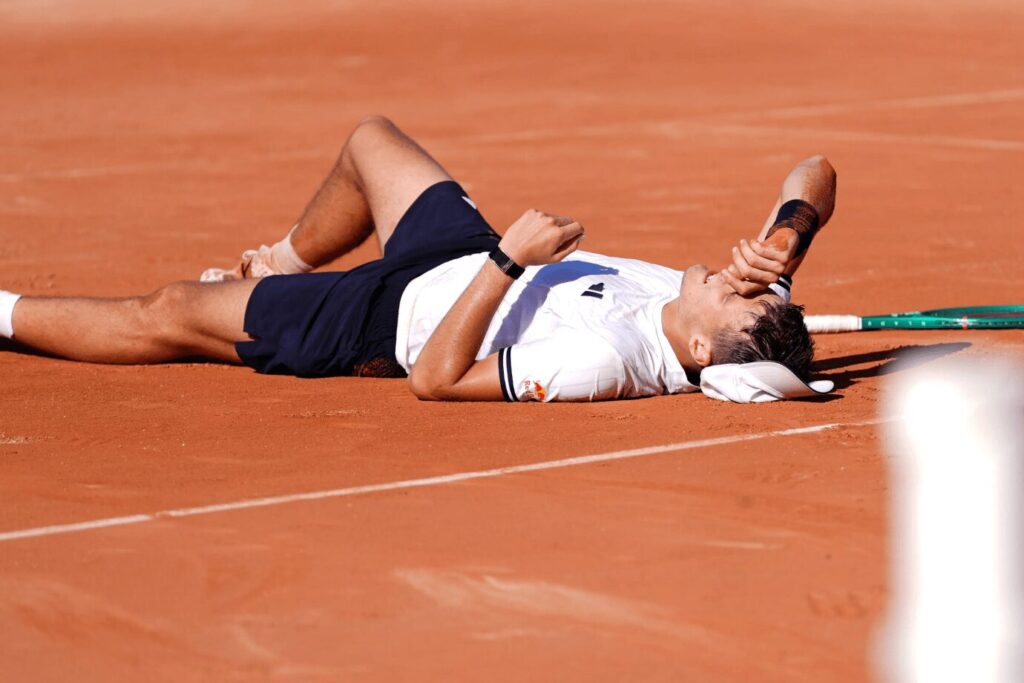 Calor extremo em Roland Garros faz jogadores colapsarem em quadra