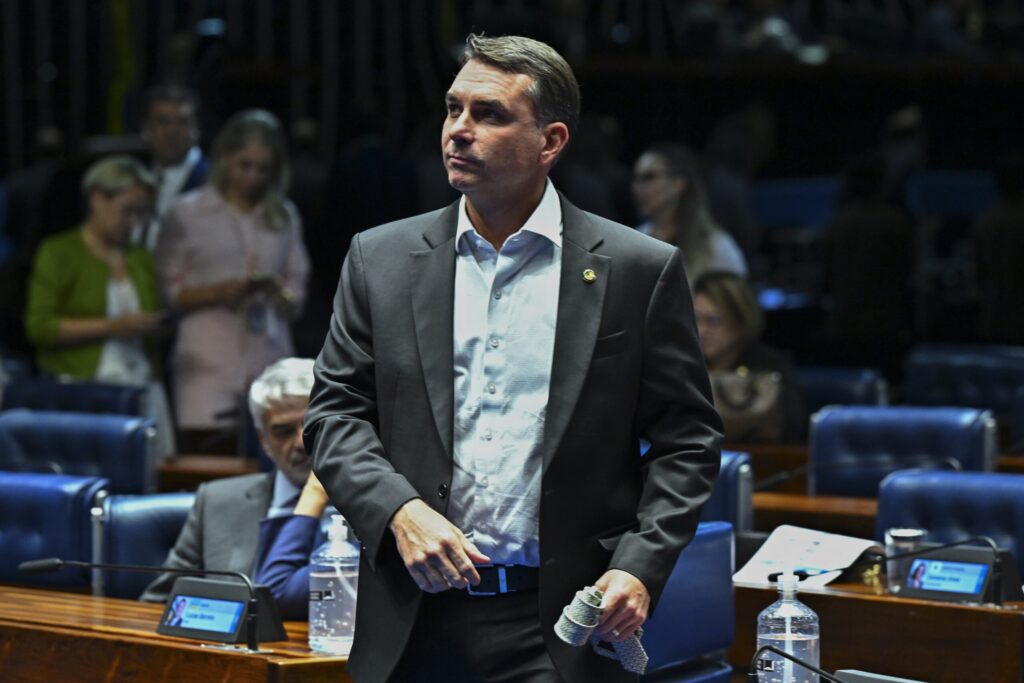 Operação contra Ciro complica chapa de Flávio