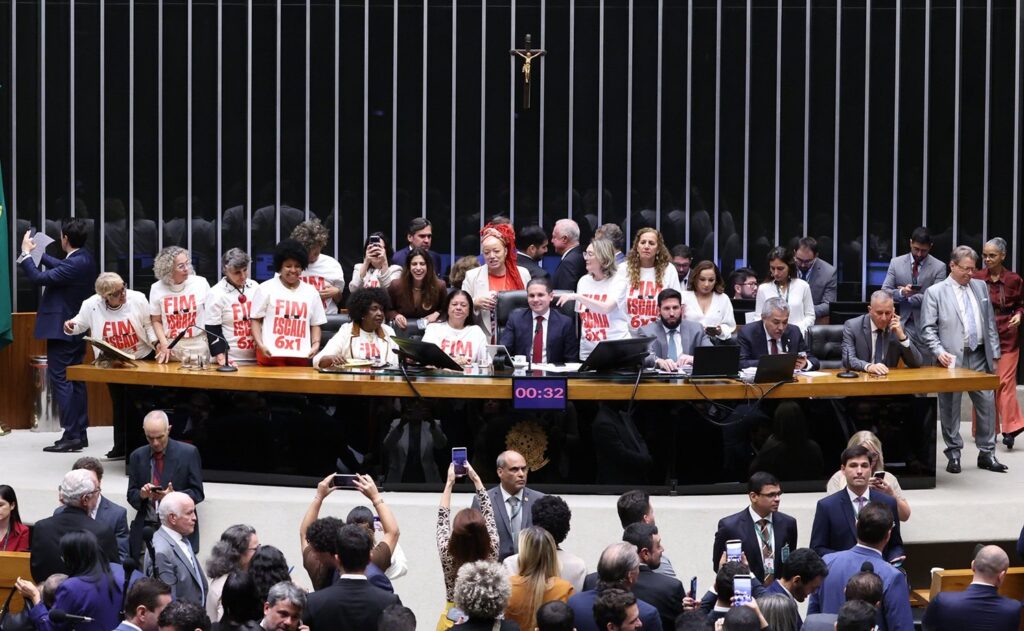 Câmara aprova fim da escala 6x1 e redução de jornada para 40h em 1º turno