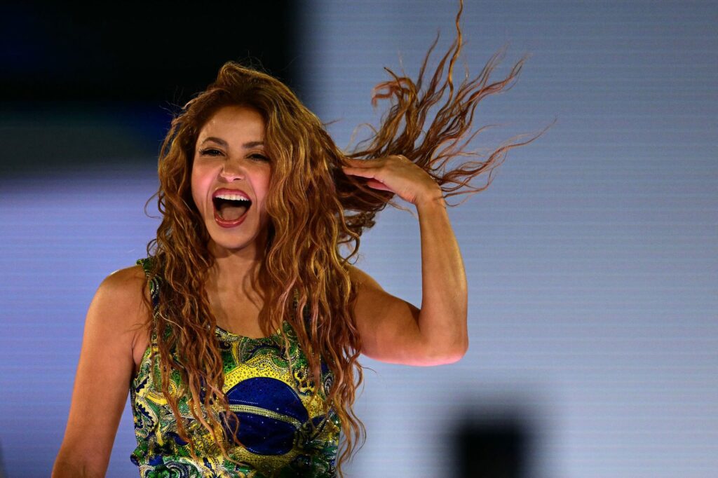 Shakira reúne 2 milhões em show histórico em Copacabana