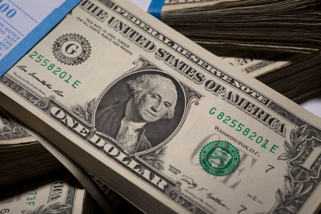 Dólar hoje abre em baixa com mercado de olho em leilão do BC