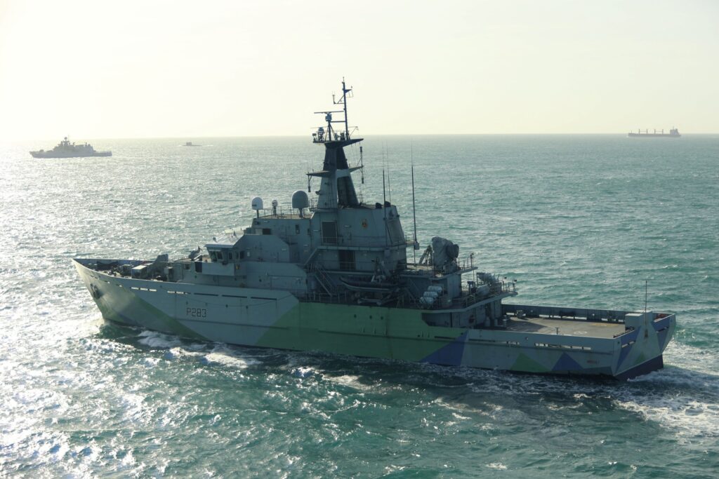 Navio russo dispara tiros de advertência contra iate do Reino Unido