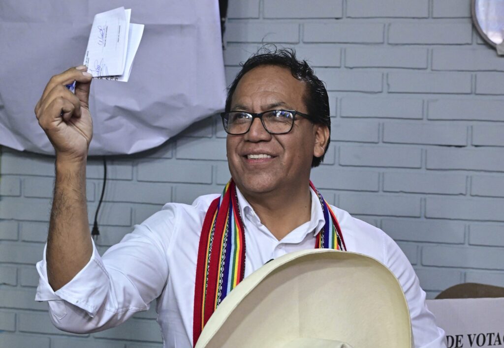 Roberto Sánchez ultrapassa Keiko Fujimori e lidera eleição no Peru 2024