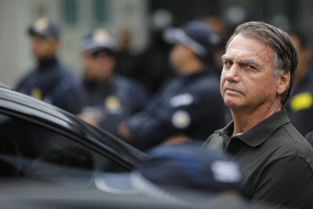 Defesa de Bolsonaro nega falta grave e pede manutenção de prisão domiciliar
