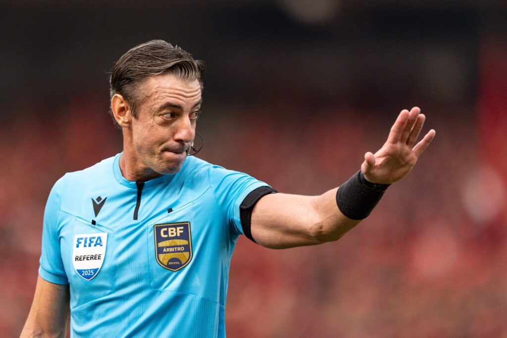 Raphael Claus é escalado para Espanha x Arábia Saudita na Copa