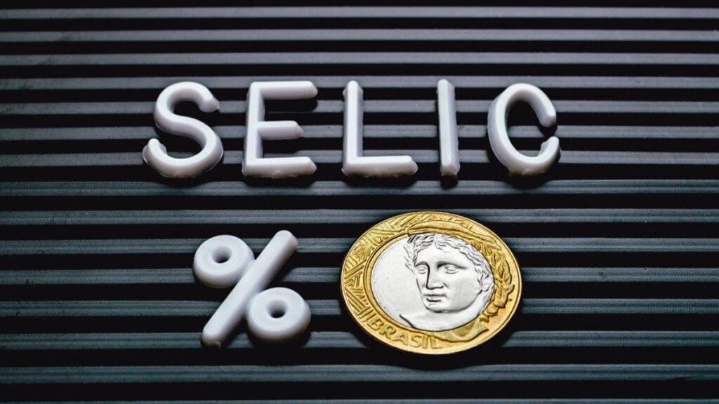 Selic reduzida a 14,25% ao ano, mas pausa nos cortes é inevitável, diz analista