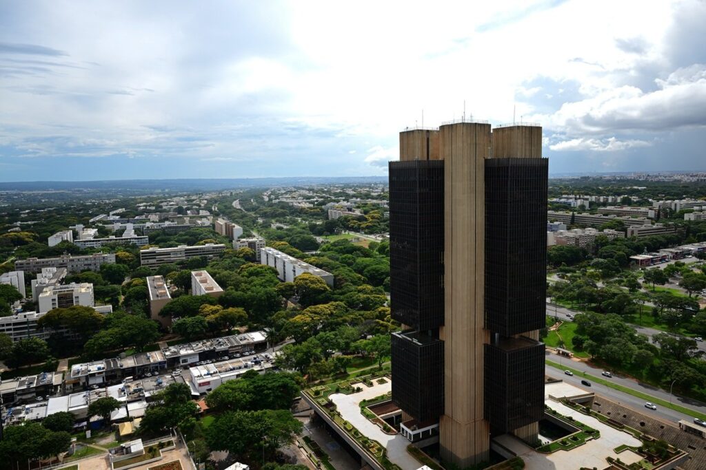 Focus: mercado revisa Selic para 13,50% ao final de 2026