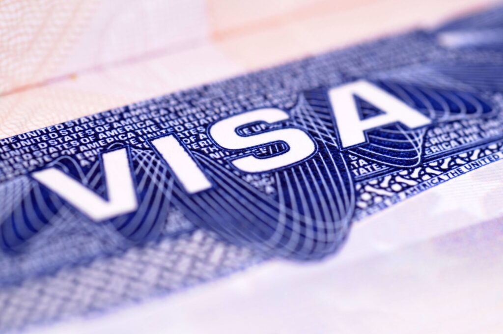 Justiça dos EUA rejeita taxa de US$ 100 mil para visto H-1B