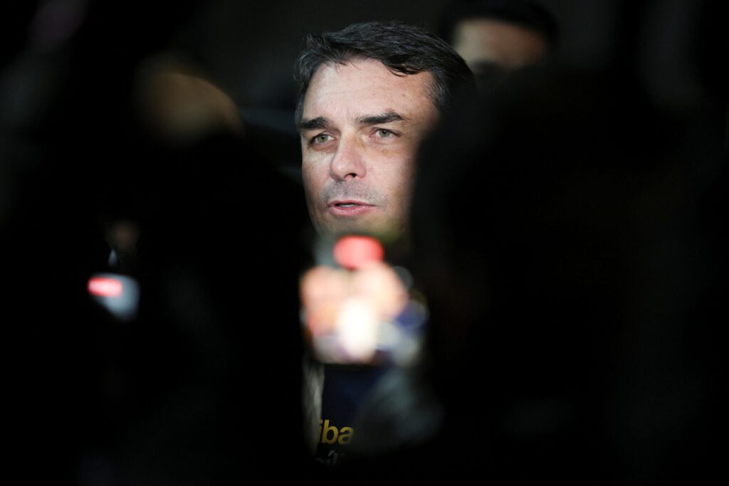 Tarifa Trump gera efeito negativo a Flávio Bolsonaro nas redes