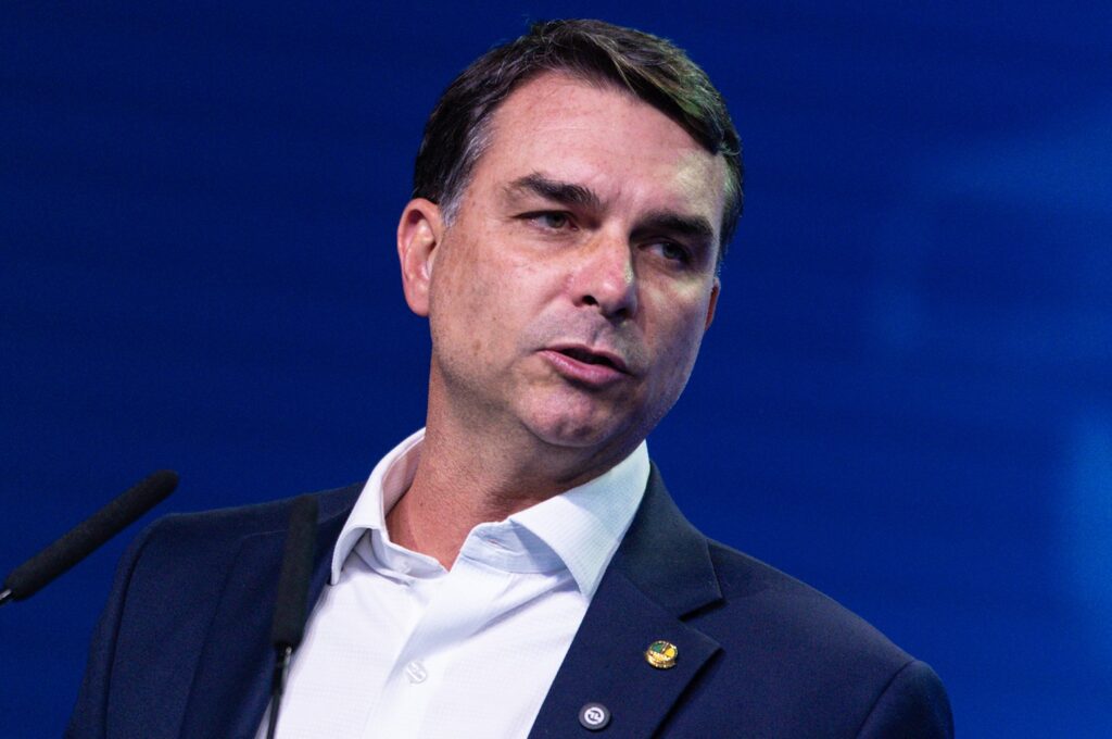 Flávio Bolsonaro sinaliza vice mulher após desgaste com Michelle