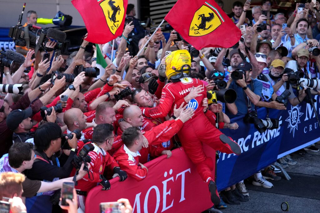 Mundial de Construtores F1 2026: Ferrari encosta na Mercedes após vitória de Hamilton