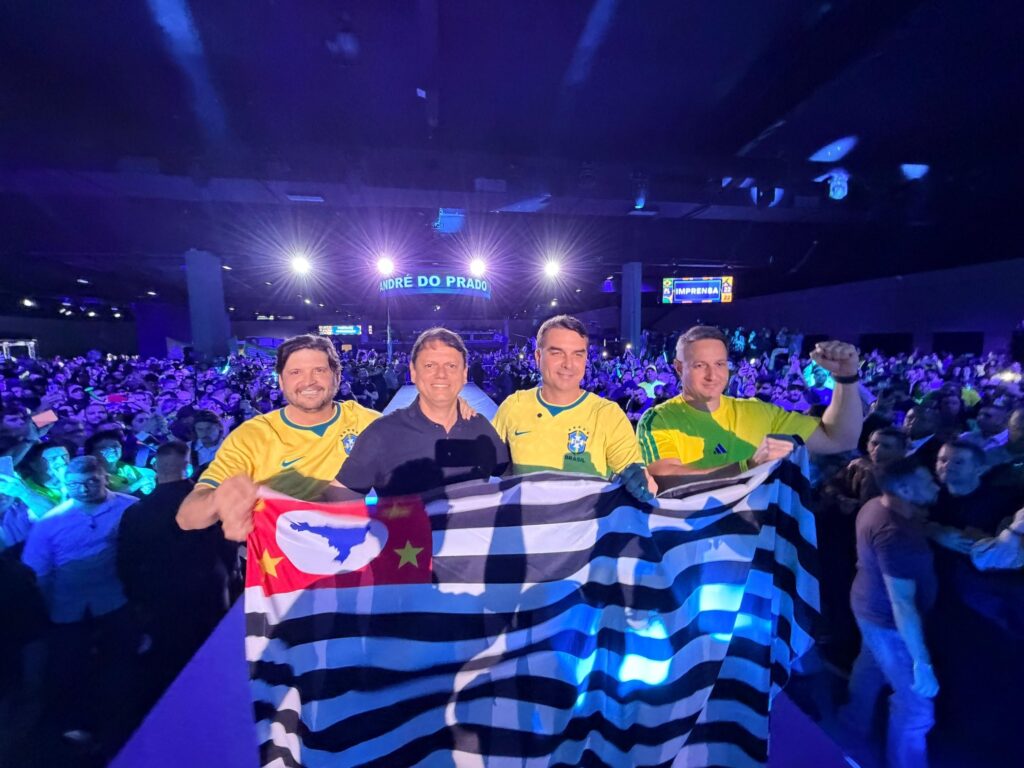 Com pai feito por IA em evento, Flávio promete ser radical na segurança pública