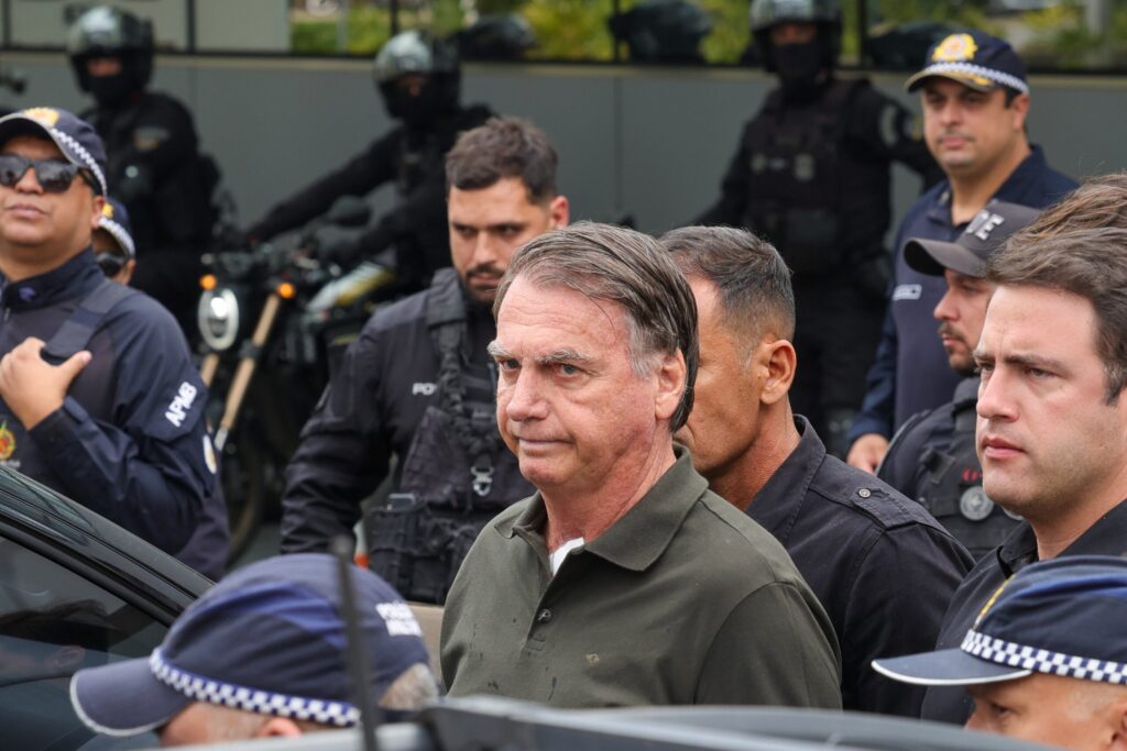 Moraes mantém prisão de Bolsonaro e proíbe visitas