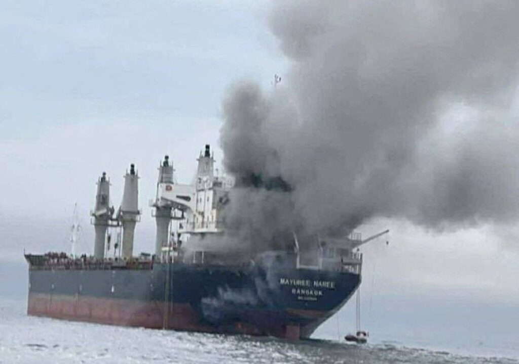 EUA atacam Irã pela 3ª noite; míssil iraniano atinge navio e mata tripulante