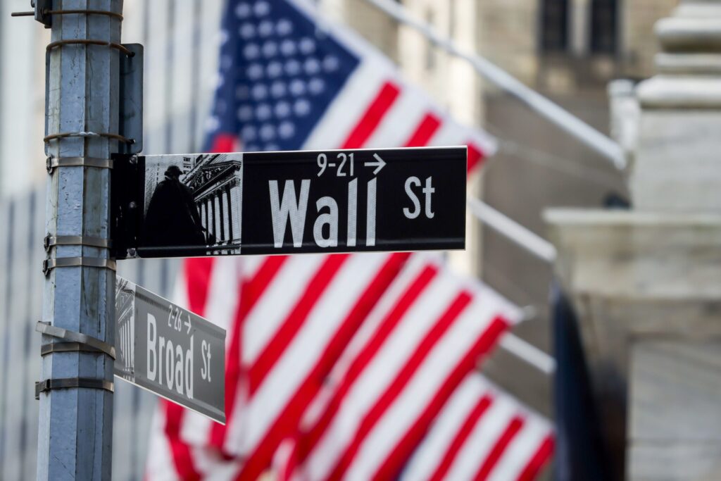 Bolsas de NY fecham mistas; balanços positivos e peso das semicondutoras
