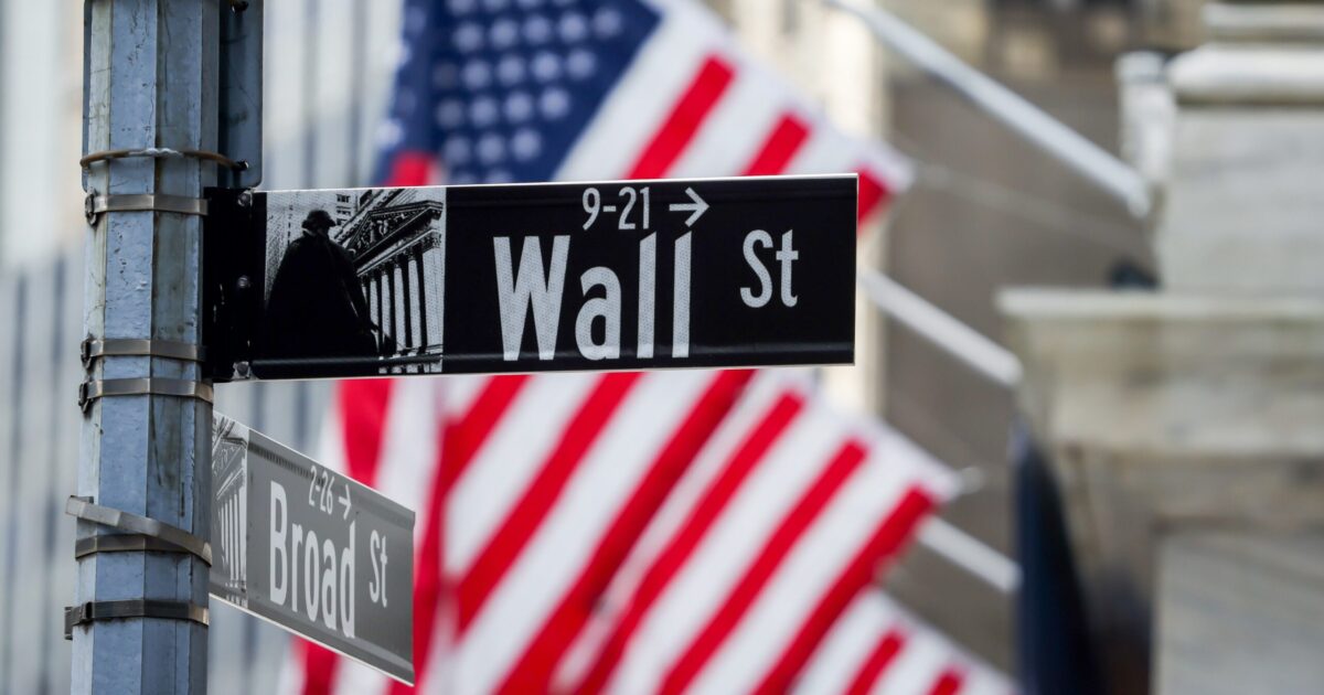 Bolsas de NY fecham mistas; balanços positivos e peso das semicondutoras