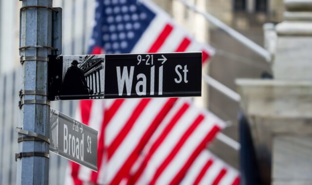 Bolsas de NY fecham mistas; balanços positivos e peso das semicondutoras